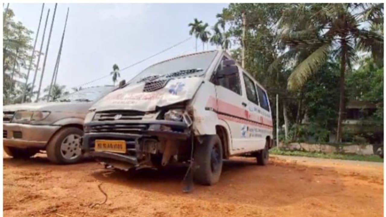 ആംബുലൻസുകൾ കട്ടപ്പുറത്തായിട്ട് മാസങ്ങൾ, ശരിയാക്കാൻ രേഖകളായില്ലെന്ന് അധികൃതര്; മഞ്ചേരിയില് ദുരിതം രോഗികൾക്ക് ആംബുലൻസുകൾ കട്ടപ്പുറത്തായിട്ട് മാസങ്ങൾ, ശരിയാക്കാൻ രേഖകളായില്ലെന്ന് അധികൃതര്; മഞ്ചേരിയില് ദുരിതം രോഗികൾക്ക്