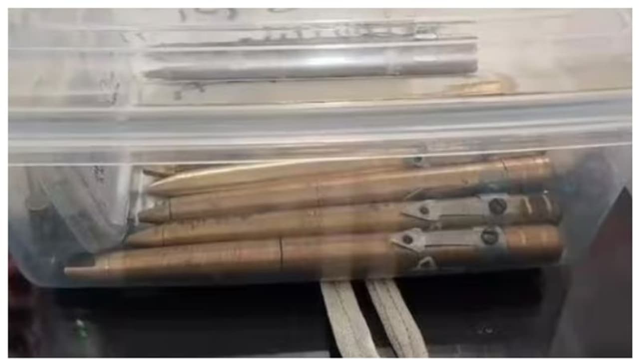 ബിഹാറില് നിന്നും അത്യാധുനീക ഏഴ് 'പേന പിസ്റ്റളു'കള് പിടികൂടി; മൂന്ന് പേര് അറസ്റ്റില് ! ബിഹാറില് നിന്നും അത്യാധുനീക ഏഴ് 'പേന പിസ്റ്റളു'കള് പിടികൂടി; മൂന്ന് പേര് അറസ്റ്റില് !