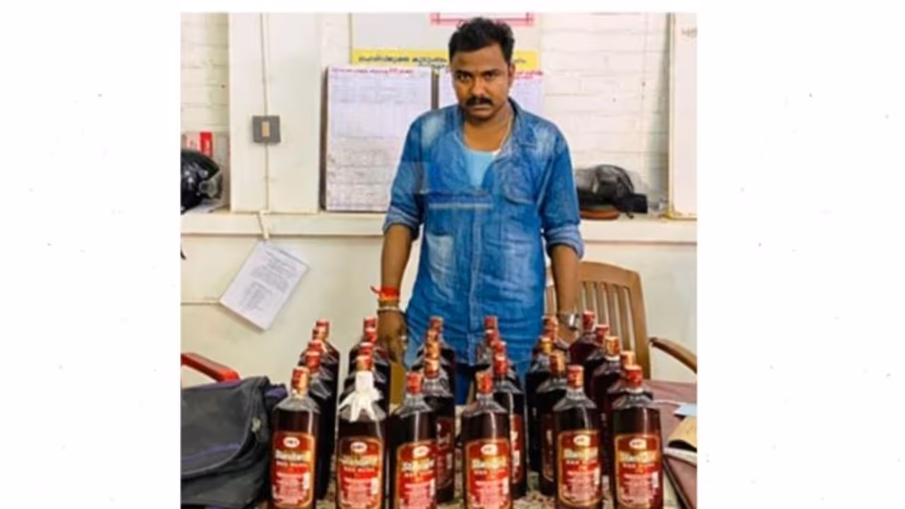 മാഹിയില് നിന്ന് ബസിൽ കടത്തിയത് 30 ലിറ്റർ മദ്യം; രഹസ്യ വിവരം കിട്ടിയ എക്സൈസ് ബസ് സ്റ്റാന്റില് നിന്ന് പിടിച്ചു മാഹിയില് നിന്ന് ബസിൽ കടത്തിയത് 30 ലിറ്റർ മദ്യം; രഹസ്യ വിവരം കിട്ടിയ എക്സൈസ് ബസ് സ്റ്റാന്റില് നിന്ന് പിടിച്ചു