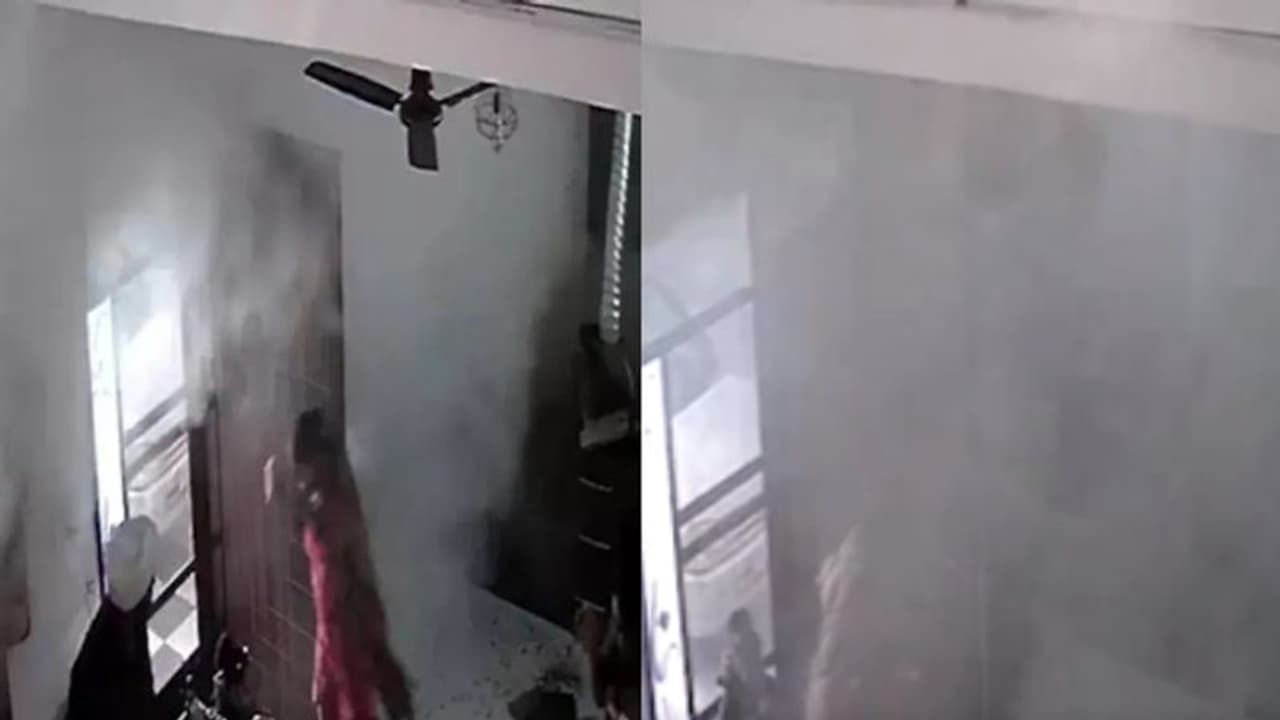 ഉച്ചഭക്ഷണ സമയം, കുട്ടി ഉൾപ്പെടെ 5 പേരുണ്ടായിരുന്നു, പൊടുന്നനെ പ്രഷർ കുക്കർ പൊട്ടിത്തെറിച്ചു, ദൃശ്യം പുറത്ത്