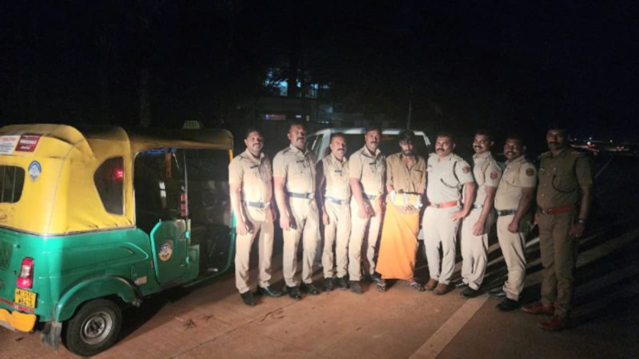 ചെക്ക് പോസ്റ്റ് വെട്ടിക്കാന് ബൈപ്പാസ്, കഞ്ചാവുമായി ഓട്ടോറിക്ഷയിലെത്തിയത് മോഷണക്കേസ് പ്രതി, വലയിലാക്കി എക്സൈസ് ചെക്ക് പോസ്റ്റ് വെട്ടിക്കാന് ബൈപ്പാസ്, കഞ്ചാവുമായി ഓട്ടോറിക്ഷയിലെത്തിയത് മോഷണക്കേസ് പ്രതി, വലയിലാക്കി എക്സൈസ്