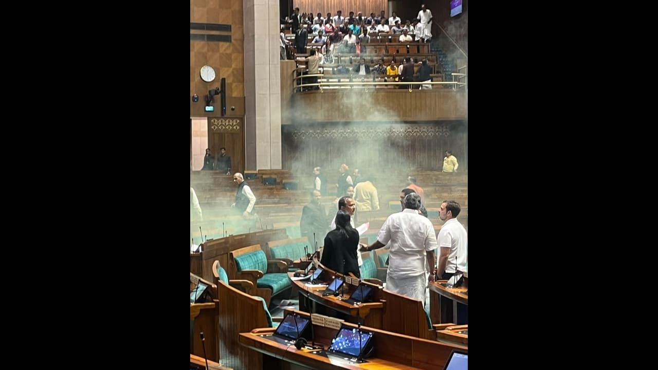 அதே டிசம்பர் 13.. மக்களவையில் மீண்டும் திக்திக் சம்பவம்.. பலத்த பாதுகாப்புக்கு இடையே எப்படி நடந்தது? அதே டிசம்பர் 13.. மக்களவையில் மீண்டும் திக்திக் சம்பவம்.. பலத்த பாதுகாப்புக்கு இடையே எப்படி நடந்தது?