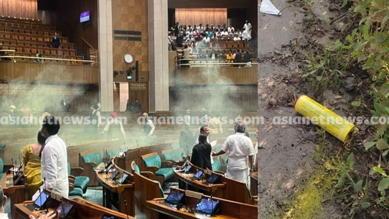 പാർലമെന്റിലെ സുരക്ഷാ വീഴ്ച: 'താനാശാഹീ നഹീ ചലേഗീ' എന്ന് മുദ്രാവാക്യം, പ്രതികൾ വിവിധ സംസ്ഥാനങ്ങളിൽ നിന്നുള്ളവർ പാർലമെന്റിലെ സുരക്ഷാ വീഴ്ച: 'താനാശാഹീ നഹീ ചലേഗീ' എന്ന് മുദ്രാവാക്യം, പ്രതികൾ വിവിധ സംസ്ഥാനങ്ങളിൽ നിന്നുള്ളവർ