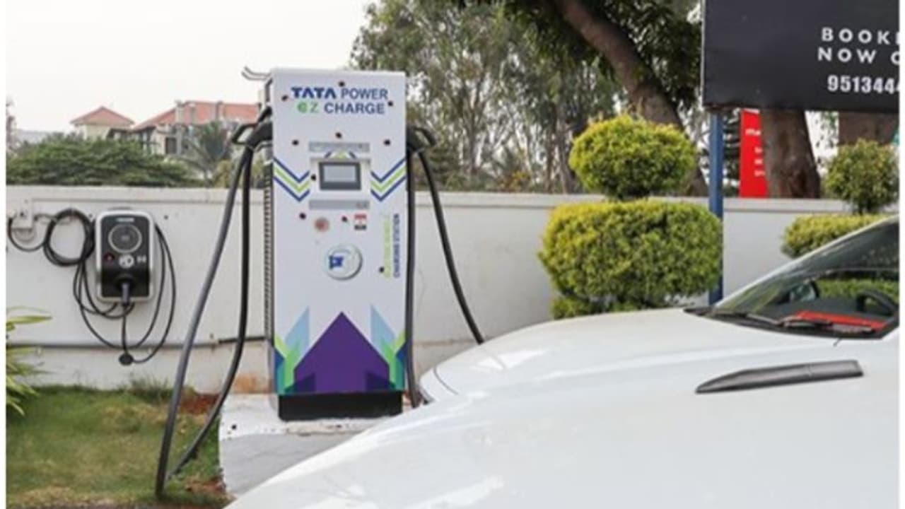 ഇ.വി വഴിയില്‍ നില്‍ക്കില്ല; 10,000 പുതിയ ഇലക്ട്രിക് വാഹന ചാർജിംഗ് സ്റ്റേഷനുകൾ സ്ഥാപിക്കാൻ ടാറ്റ