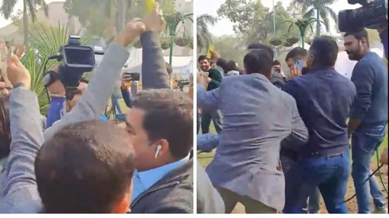 மக்களவைக்குள் அத்துமீறியவர்கள் பயன்படுத்திய புகை கருவி: சண்டையிட்டு கொண்ட டிவி நிருபர்கள்! மக்களவைக்குள் அத்துமீறியவர்கள் பயன்படுத்திய புகை கருவி: சண்டையிட்டு கொண்ட டிவி நிருபர்கள்!