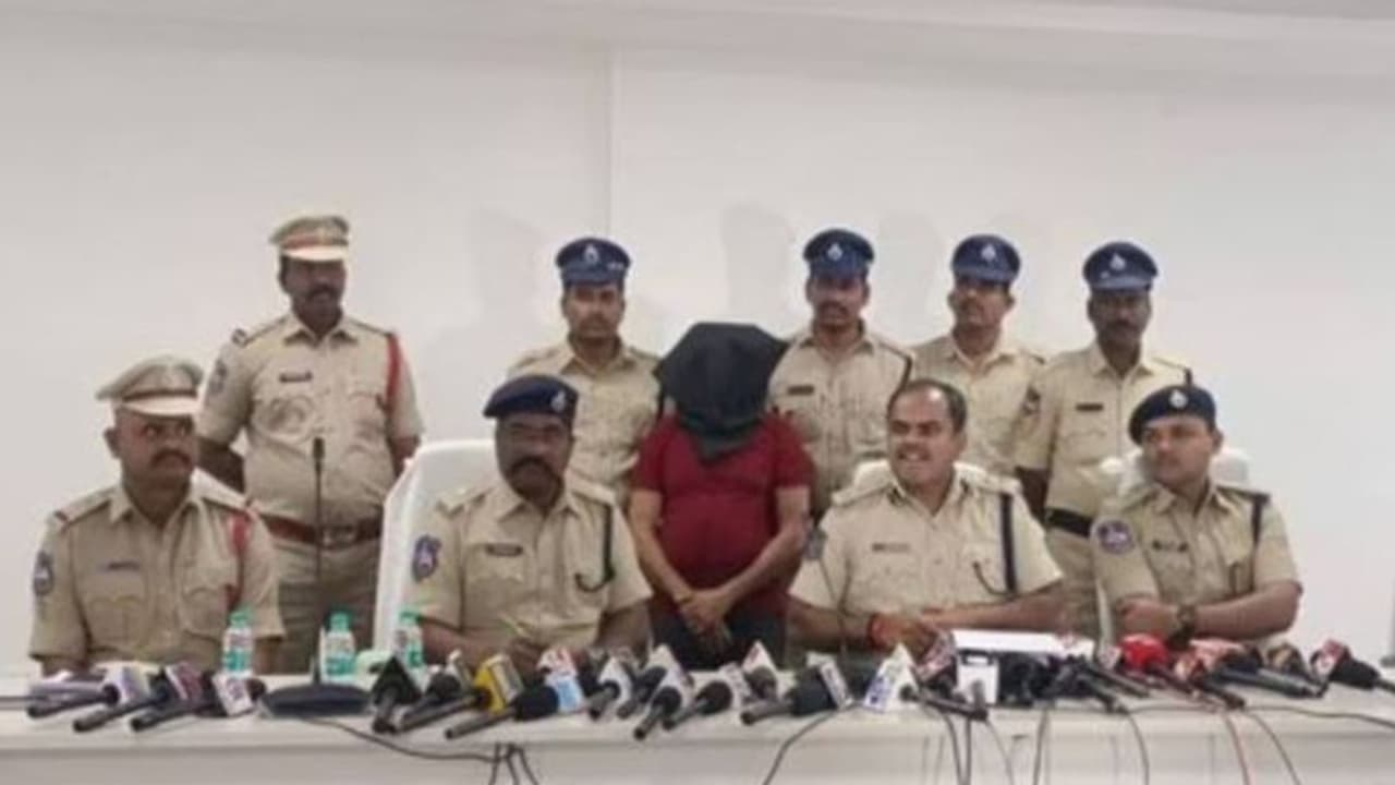 'ബലി' കൊടുക്കാൻ ഗർഭിണി, നിധി കണ്ടെത്താൻ ദുർമന്ത്രവാദം; 11 പേരെ കൊന്ന സീരിയൽ കില്ലർ പിടിയിൽ, ഞെട്ടി പൊലീസ്! 'ബലി' കൊടുക്കാൻ ഗർഭിണി, നിധി കണ്ടെത്താൻ ദുർമന്ത്രവാദം; 11 പേരെ കൊന്ന സീരിയൽ കില്ലർ പിടിയിൽ, ഞെട്ടി പൊലീസ്!