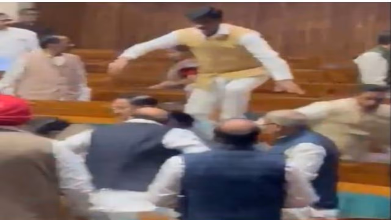 లోక్సభలో వైసీపీ ఎంపీ గోరంట్ల మాధవ్ సాహసం.. అగంతకుడిని రెక్కలు విరిచి పట్టుకుని , పోలీస్ మళ్లీ బయటికొచ్చాడుగా లోక్సభలో వైసీపీ ఎంపీ గోరంట్ల మాధవ్ సాహసం.. అగంతకుడిని రెక్కలు విరిచి పట్టుకుని , పోలీస్ మళ్లీ బయటికొచ్చాడుగా