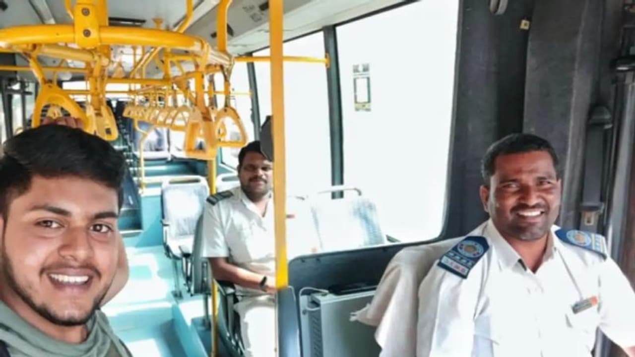 സര്‍ക്കാര്‍ ബസിലെ ഏക യാത്രക്കാരൻ; യുവാവിന്‍റെ സെല്‍ഫി വൈറല്‍...
