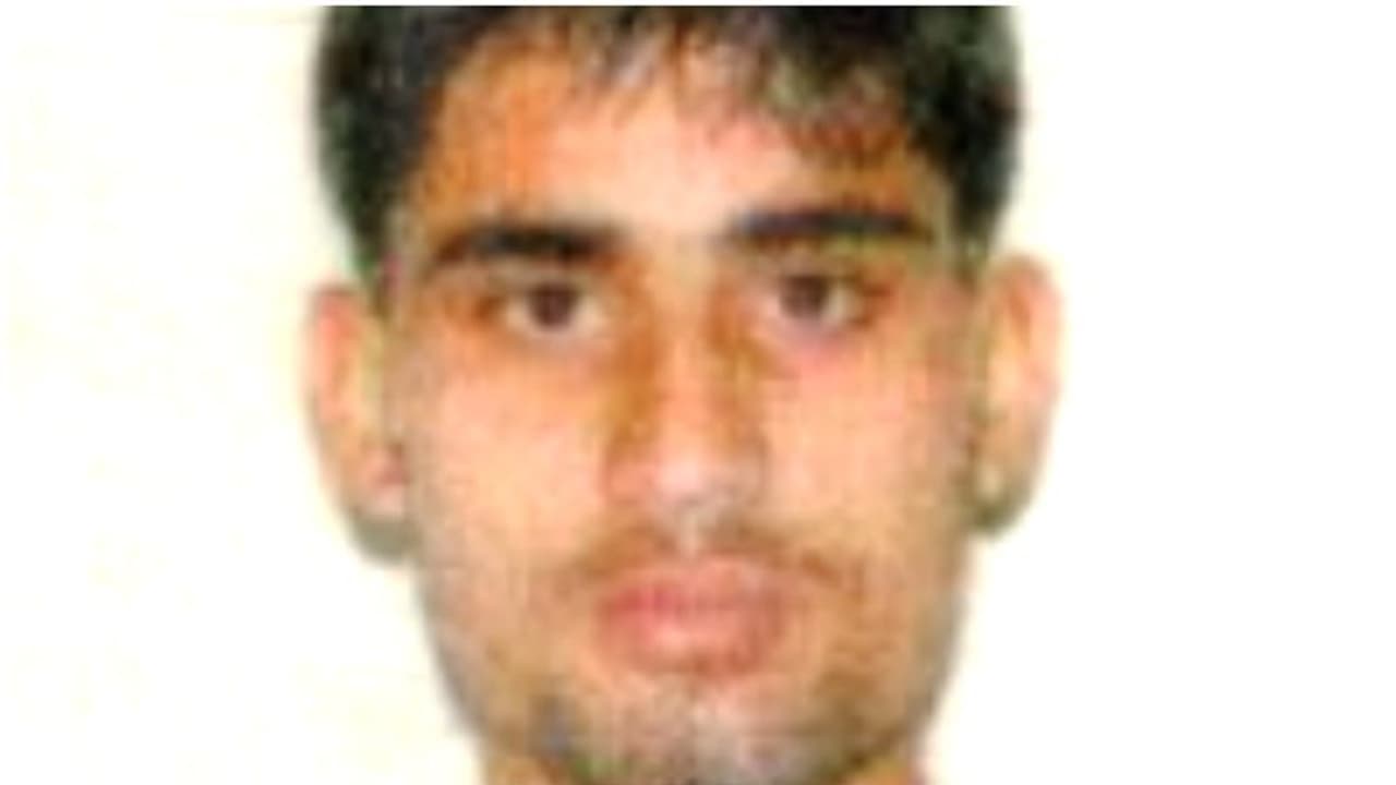 ലോറിക്കുള്ളിൽ പ്രവാസി മരിച്ച നിലയിൽ; മൃതദേഹത്തിന് രണ്ടു ദിവസത്തോളം പഴക്കം ലോറിക്കുള്ളിൽ പ്രവാസി മരിച്ച നിലയിൽ; മൃതദേഹത്തിന് രണ്ടു ദിവസത്തോളം പഴക്കം