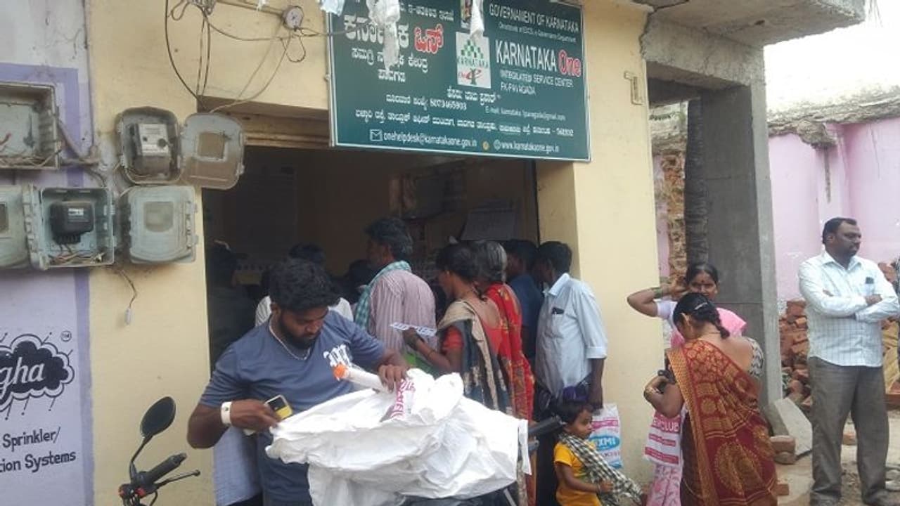 ಕರ್ನಾಟಕ ಒನ್ ಕೇಂದ್ರಗಳಲ್ಲಿ ಸರ್ವರ್ ಸಮಸ್ಯೆ: ಜನರ ಪರದಾಟ ಕರ್ನಾಟಕ ಒನ್ ಕೇಂದ್ರಗಳಲ್ಲಿ ಸರ್ವರ್ ಸಮಸ್ಯೆ: ಜನರ ಪರದಾಟ