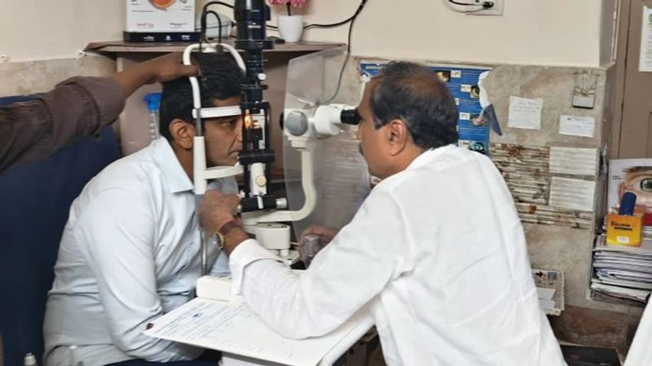 Telangana : తోటి ఎమ్మెల్యేకు వైద్యం చేసిన మరో ఎమ్మెల్యే... Telangana : తోటి ఎమ్మెల్యేకు వైద్యం చేసిన మరో ఎమ్మెల్యే...