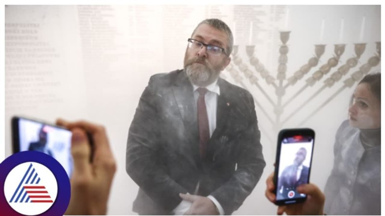 ಪೊಲೆಂಡ್ ಸಂಸತ್ತಿನೊಳಗೆ ಫೈರ್ ಎಸ್ಟಿಂಗ್ವಿಷರ್ ಪ್ರಯೋಗಿಸಿದ ಸಂಸದ! ಪೊಲೆಂಡ್ ಸಂಸತ್ತಿನೊಳಗೆ ಫೈರ್ ಎಸ್ಟಿಂಗ್ವಿಷರ್ ಪ್ರಯೋಗಿಸಿದ ಸಂಸದ!