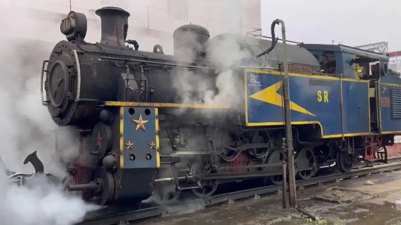 குன்னூர் மலை ரயில் இன்று ஒரு நாள் ரத்து; ரயில் பாதையில் பல மண் சரிவு ஏற்பட்டுள்ளதால் நடவடிக்கை