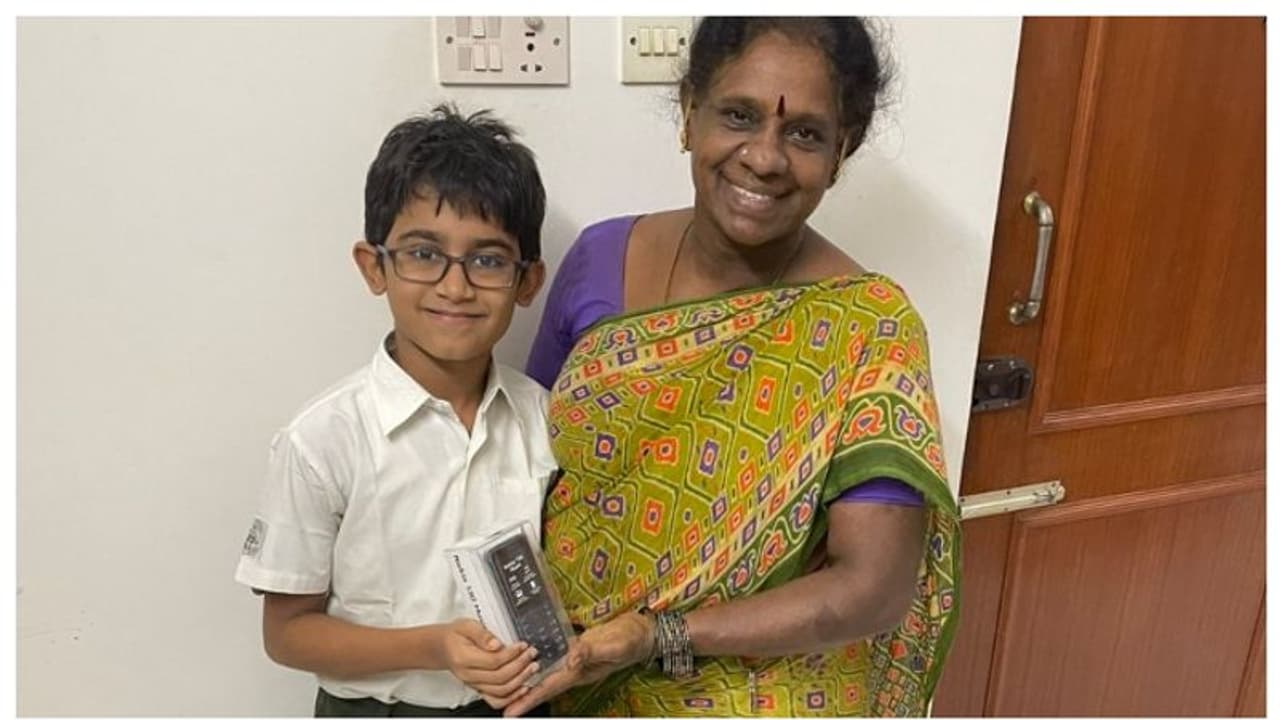 ബാഡ്മിന്റണ് കളിച്ച് കിട്ടിയ സമ്മാനത്തുകയ്ക്ക് ജോലിക്കാരിക്ക് ഫോണ്; ചേര്ത്ത് പിടിച്ച് സോഷ്യൽ മീഡിയയും! ബാഡ്മിന്റണ് കളിച്ച് കിട്ടിയ സമ്മാനത്തുകയ്ക്ക് ജോലിക്കാരിക്ക് ഫോണ്; ചേര്ത്ത് പിടിച്ച് സോഷ്യൽ മീഡിയയും!