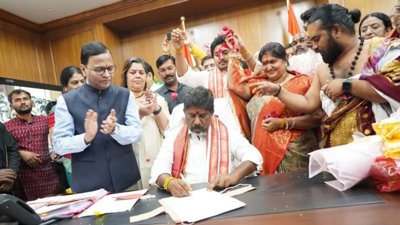 ఆర్థిక మంత్రిగా భట్టి బాధ్యతలు... తొలి సంతకంతోనే భారీ నిధుల విడుదల ఆర్థిక మంత్రిగా భట్టి బాధ్యతలు... తొలి సంతకంతోనే భారీ నిధుల విడుదల