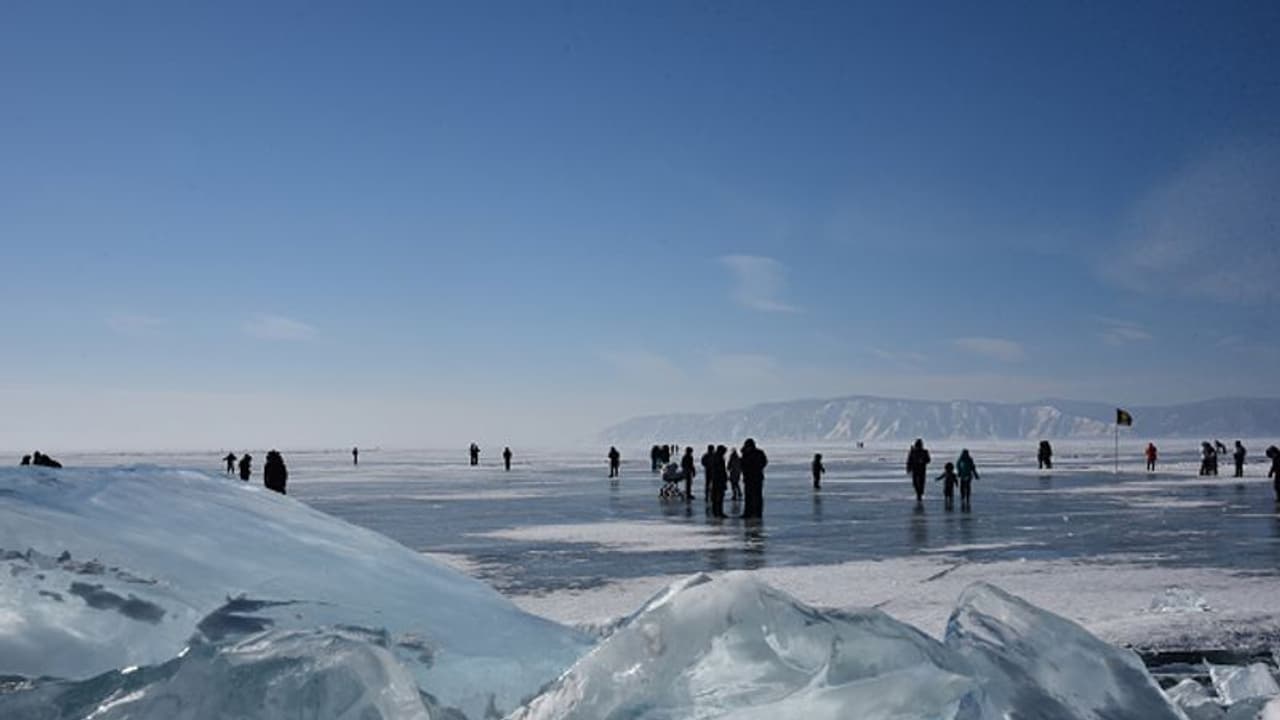 'അമ്പമ്പോ... എന്തൊരാഴം'; ലോകത്തിലെ ഏറ്റവും ആഴമേറിയ തടാകം ഏതെന്ന് അറിയാമോ? 