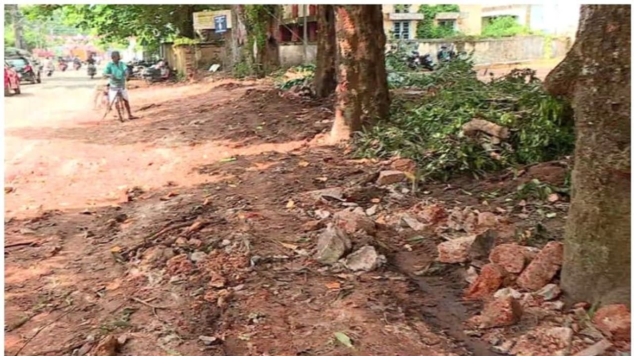 നവ കേരള സദസ്; സ്‌കൂളിന്റെ മതിൽ പൊളിച്ച സ്ഥലത്ത് വേലികെട്ടാൻ നഗരസഭയുടെ നീക്കം, തടഞ്ഞ് പൊലീസ്