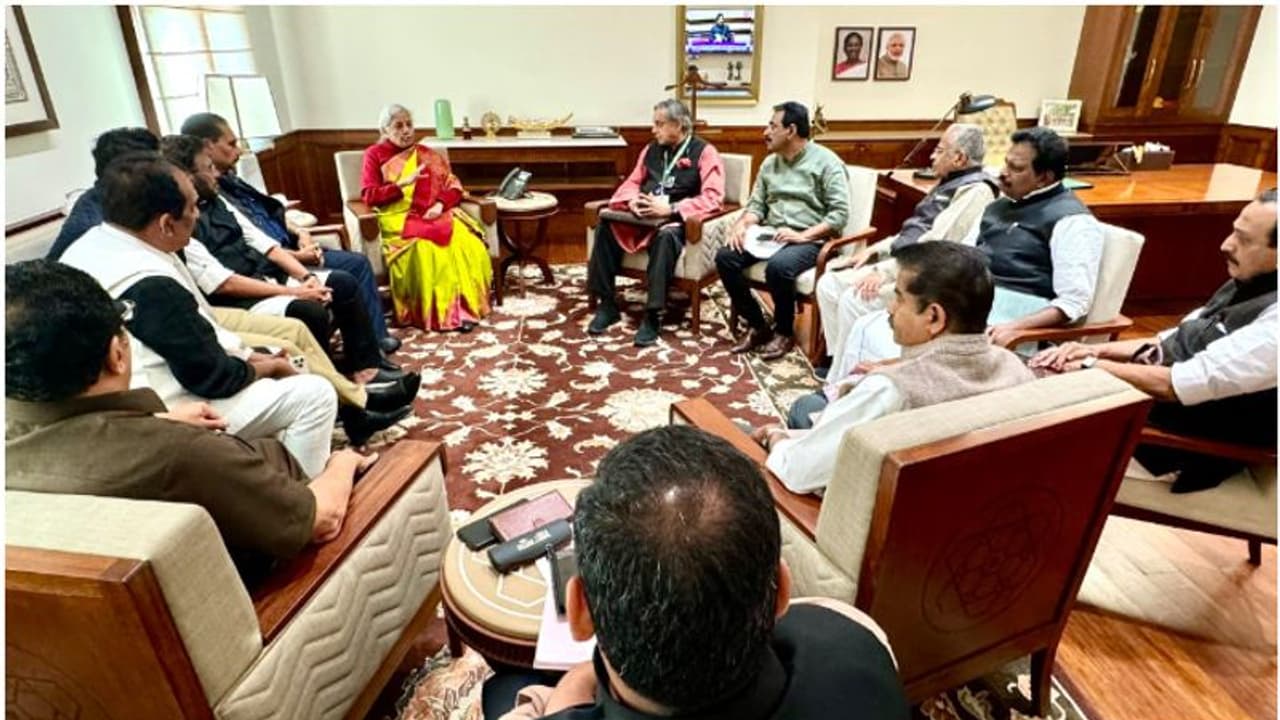 'അവസ്ഥ മോശം, സംസ്ഥാന ക്യാബിനറ്റ് ടൂറിൽ, സഹായിക്കണം'; പരാതിക്കെട്ടുമായി കേന്ദ്രമന്ത്രിയെ കണ്ട് യുഡിഎഫ് എംപിമാർ