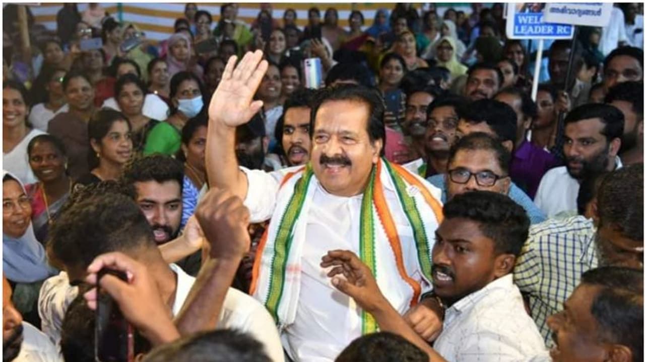 'ഒരു പവൻ സ്വർണം സമ്മാനമായി നൽകും'; വൻ ഓഫർ മുന്നോട്ട് വച്ച് രമേശ് ചെന്നിത്തല 'ഒരു പവൻ സ്വർണം സമ്മാനമായി നൽകും'; വൻ ഓഫർ മുന്നോട്ട് വച്ച് രമേശ് ചെന്നിത്തല