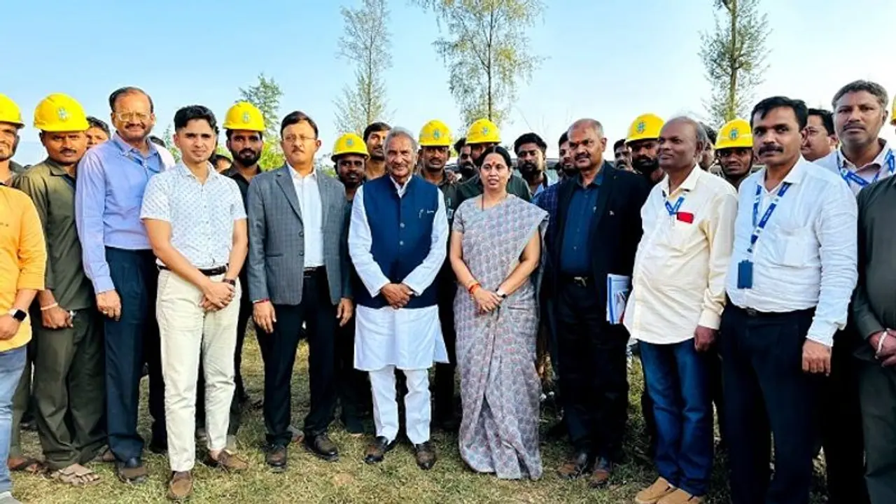 ಬೆಳಗಾವಿ: ಮೊಟ್ಟ ಮೊದಲ ಬಾರಿ ಬೆಳಕು ಕಂಡ ಕುಗ್ರಾಮ, ಜನರ ಮುಖದಲ್ಲಿ ನಗು ತರಿಸಿದ ಸಚಿವೆ ಲಕ್ಷ್ಮೀ ಹೆಬ್ಬಾಳಕರ್