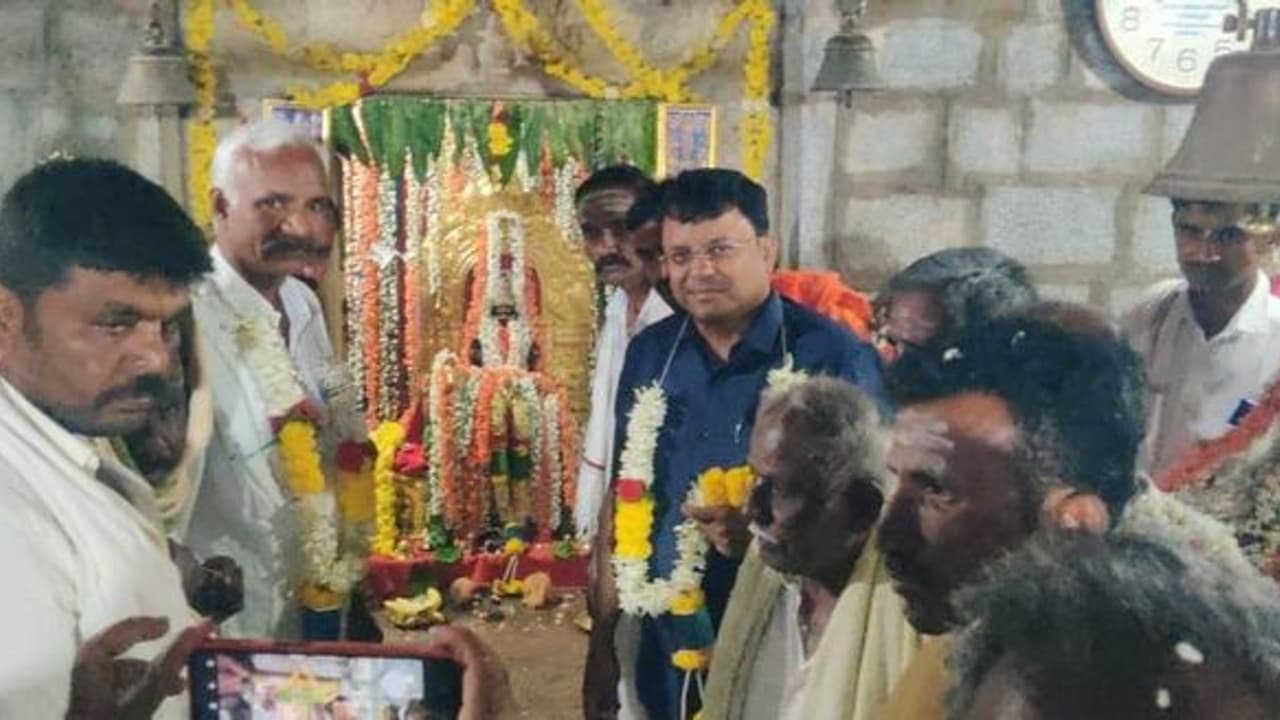 ಹತ್ತಾರು ವರ್ಷಗಳಿಂದ ಹಿಂದುಳಿದಿದ್ದ ಗೊಲ್ಲರಹಟ್ಟಿ ನನ್ನಿಂದ ಅಭಿವೃದ್ಧಿ ಆಗಿದೆ : ರಾಜೇಶ್ ಗೌಡ ಹತ್ತಾರು ವರ್ಷಗಳಿಂದ ಹಿಂದುಳಿದಿದ್ದ ಗೊಲ್ಲರಹಟ್ಟಿ ನನ್ನಿಂದ ಅಭಿವೃದ್ಧಿ ಆಗಿದೆ : ರಾಜೇಶ್ ಗೌಡ