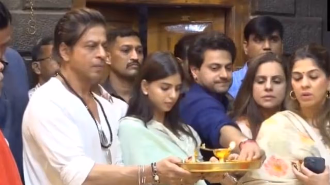 Watch: Shah Rukh Khan, daughter Suhana Khan seek blessings at Shirdi Sai Baba temple Watch: Shah Rukh Khan, daughter Suhana Khan seek blessings at Shirdi Sai Baba temple
