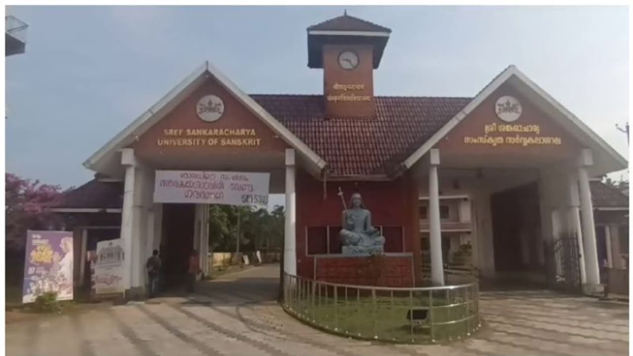 'ശാഖയിലെ സംഘിസം സർവകലാശാലയിൽ വേണ്ട ഗവർണറേ'; കാലടി സംസ്കൃത സർവകലാശാലയിൽ എസ്എഫ്ഐ ബാനർ 'ശാഖയിലെ സംഘിസം സർവകലാശാലയിൽ വേണ്ട ഗവർണറേ'; കാലടി സംസ്കൃത സർവകലാശാലയിൽ എസ്എഫ്ഐ ബാനർ