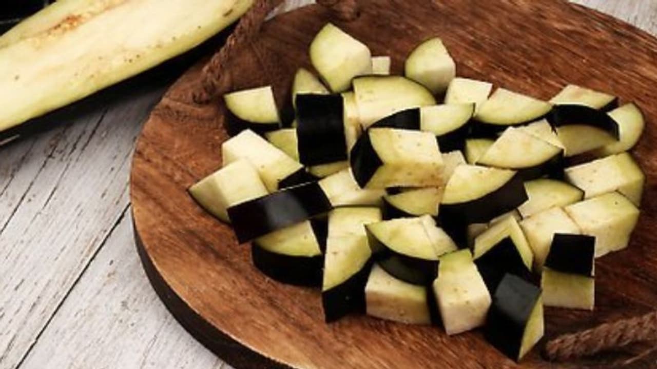 ഈ ഏഴ് ഭക്ഷണങ്ങള്‍ ഒരിക്കലും വേവിക്കാതെ കഴിക്കല്ലേ... 