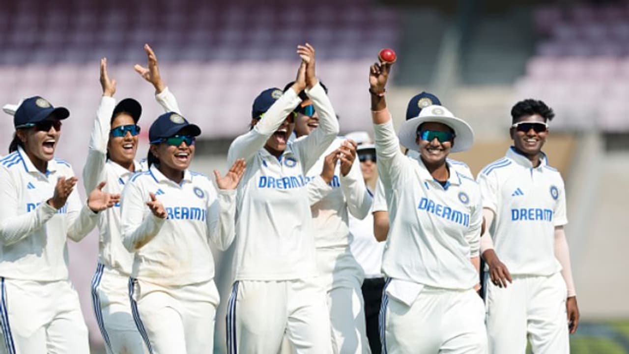 വിശ്വസിക്കാനാവുന്നില്ല; 5.3 ഓവർ, 7 റണ്സിന് 5 വിക്കറ്റ്! അതിശയ സ്പെല്ലുമായി ദീപ്തി ശർമ്മ വിശ്വസിക്കാനാവുന്നില്ല; 5.3 ഓവർ, 7 റണ്സിന് 5 വിക്കറ്റ്! അതിശയ സ്പെല്ലുമായി ദീപ്തി ശർമ്മ