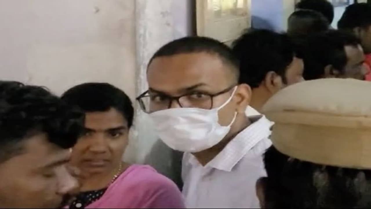 விசாரணைக் கைதிகளின் பற்களை பிடுங்கிய விவகராம: பல்வீர் சிங்கிற்கு ஜாமீன்! விசாரணைக் கைதிகளின் பற்களை பிடுங்கிய விவகராம: பல்வீர் சிங்கிற்கு ஜாமீன்!