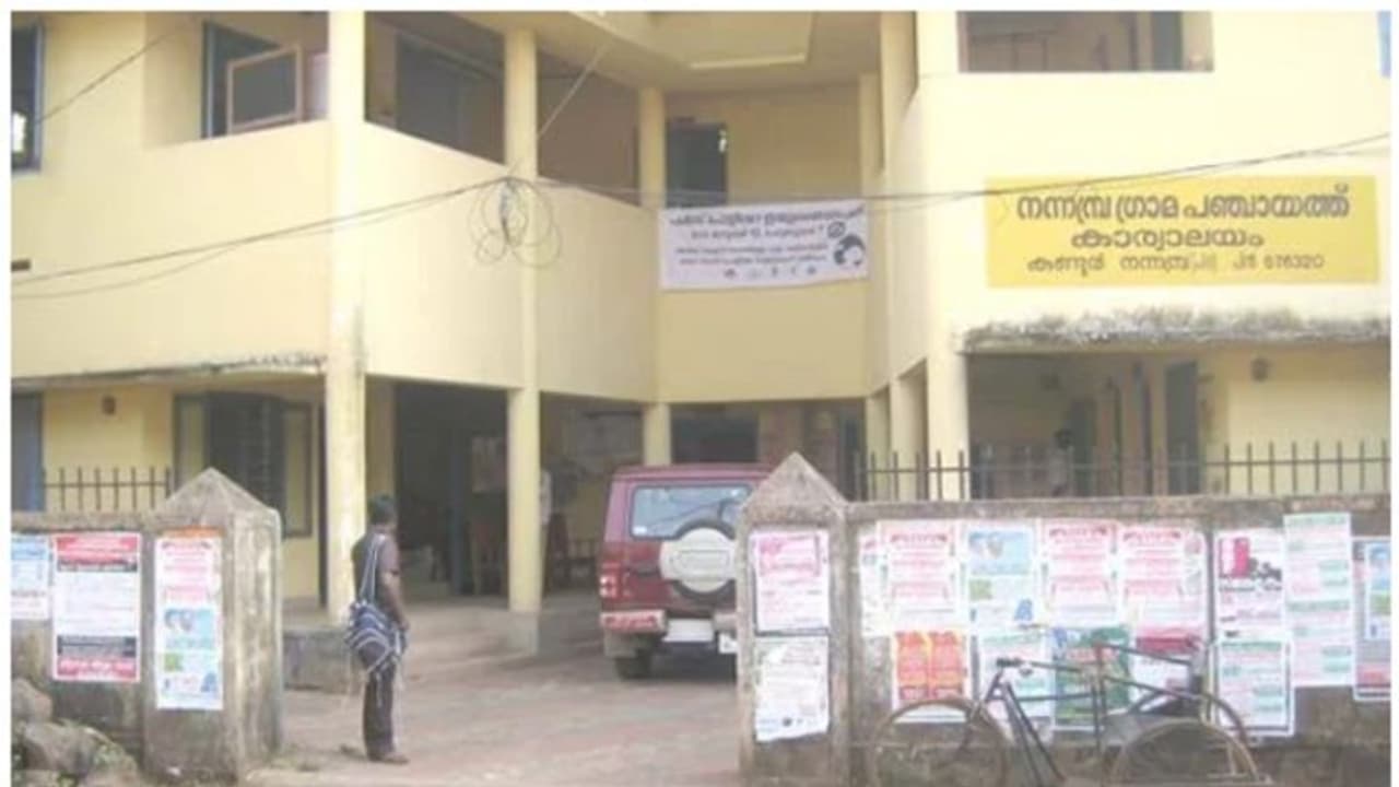 പുതിയ വീടിന് നമ്പർ വേണം, ഓവർസിയർക്ക് മടി, ശരിയാക്കി തരാമെന്ന് ഡ്രൈവർ; 'പറഞ്ഞതുപോലെ ചെയ്തപ്പോൾ' രണ്ടും കുടുങ്ങി