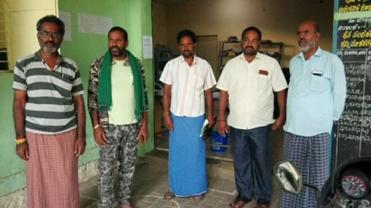 ಚಾಮರಾಜನಗರ: ರೈತ ಸಂಪರ್ಕ ಕೇಂದ್ರದಲ್ಲಿ ಟಾರ್ಪಾಲ್ ಗೋಲ್ಮಾಲ್, ರೈತರಿಂದ ಹೆಚ್ಚುವರಿ ಹಣ ಪಡೆದು ವಂಚನೆ ಚಾಮರಾಜನಗರ: ರೈತ ಸಂಪರ್ಕ ಕೇಂದ್ರದಲ್ಲಿ ಟಾರ್ಪಾಲ್ ಗೋಲ್ಮಾಲ್, ರೈತರಿಂದ ಹೆಚ್ಚುವರಿ ಹಣ ಪಡೆದು ವಂಚನೆ