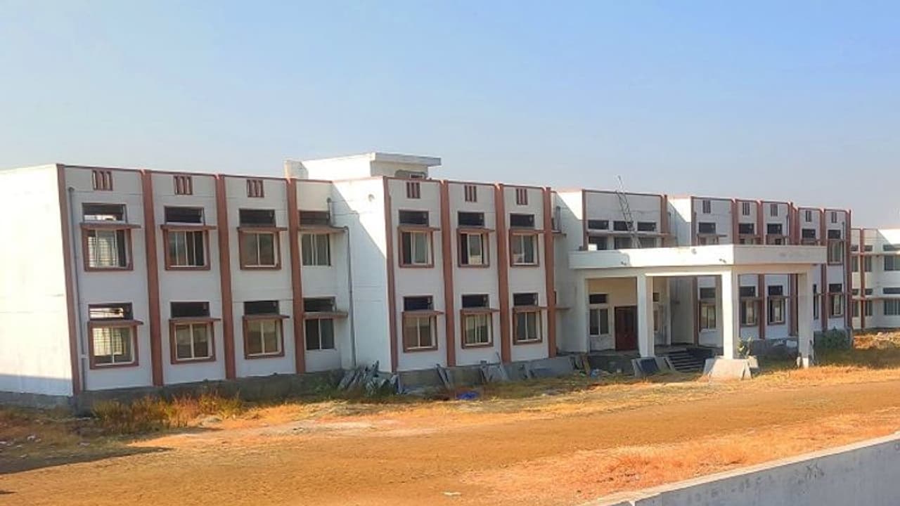 ಕಲಬುರಗಿ: ಪ್ರಾರ್ಥನೆ ವೇಳೆ ಕುಸಿದು ಬಿದ್ದ ಬಾಲಕಿಯರು ಕಲಬುರಗಿ: ಪ್ರಾರ್ಥನೆ ವೇಳೆ ಕುಸಿದು ಬಿದ್ದ ಬಾಲಕಿಯರು