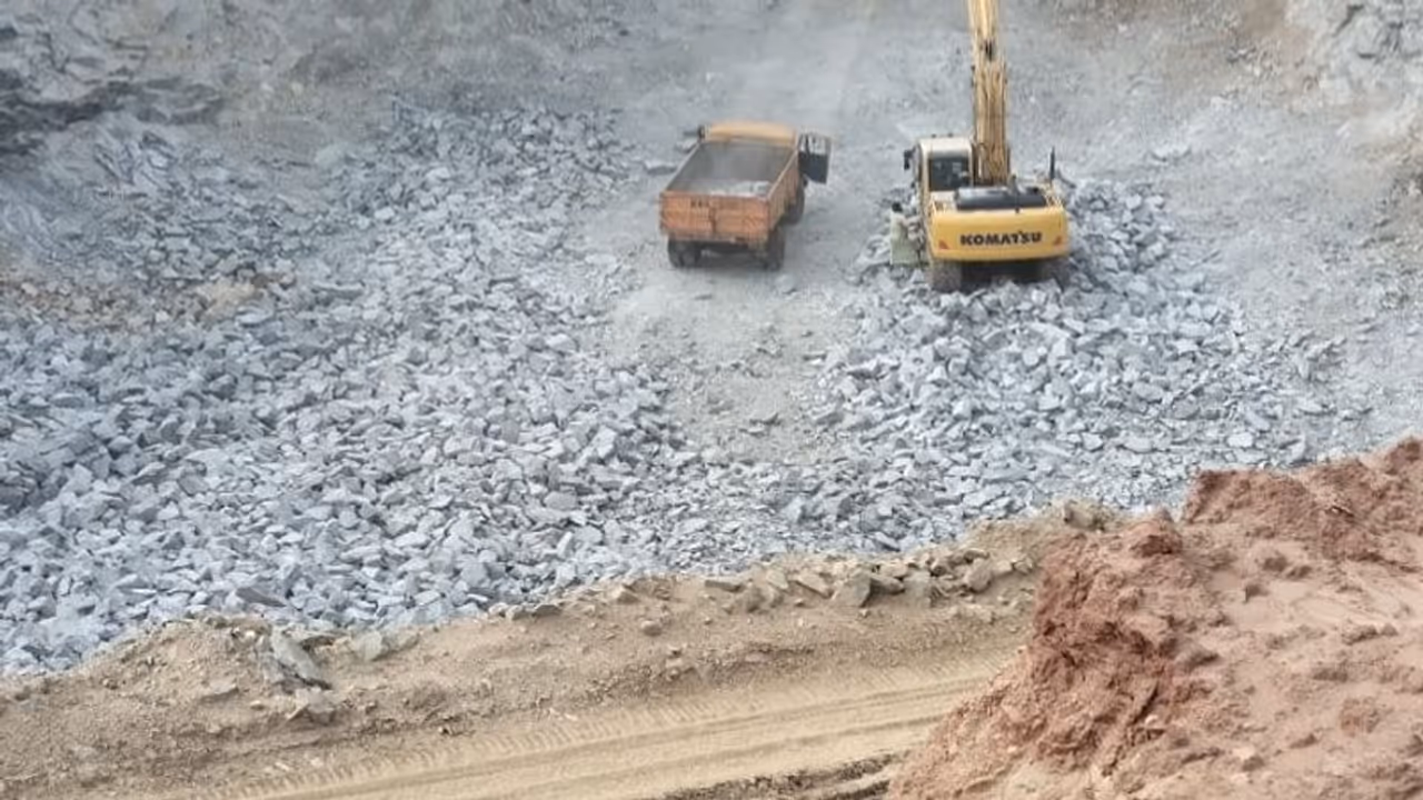 ಚಾಮರಾಜನಗರ: ಮಾಡಹಳ್ಳಿ ಗುಡ್ಡದಲ್ಲಿ ಪಟ್ಟಾ ಜಮೀನು ಹೆಸರಲ್ಲಿ ಕಲ್ಲು ಗಣಿಗಾರಿಕೆ? ಚಾಮರಾಜನಗರ: ಮಾಡಹಳ್ಳಿ ಗುಡ್ಡದಲ್ಲಿ ಪಟ್ಟಾ ಜಮೀನು ಹೆಸರಲ್ಲಿ ಕಲ್ಲು ಗಣಿಗಾರಿಕೆ?