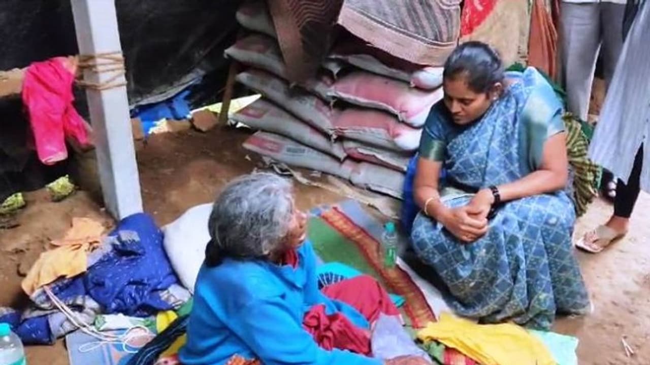 ಹಾಸನ: ಮನೆಯಿಂದ ಹೊರದಬ್ಬಲ್ಪಟ್ಟ ತಾಯಿ, ಮಕ್ಕಳನ್ನ ಕರೆಸಿ ಹಿಗ್ಗಾಮುಗ್ಗಾ ಜಾಡಿಸಿದ ತಹಸೀಲ್ದಾರ್ ಮಮತಾ ಹಾಸನ: ಮನೆಯಿಂದ ಹೊರದಬ್ಬಲ್ಪಟ್ಟ ತಾಯಿ, ಮಕ್ಕಳನ್ನ ಕರೆಸಿ ಹಿಗ್ಗಾಮುಗ್ಗಾ ಜಾಡಿಸಿದ ತಹಸೀಲ್ದಾರ್ ಮಮತಾ