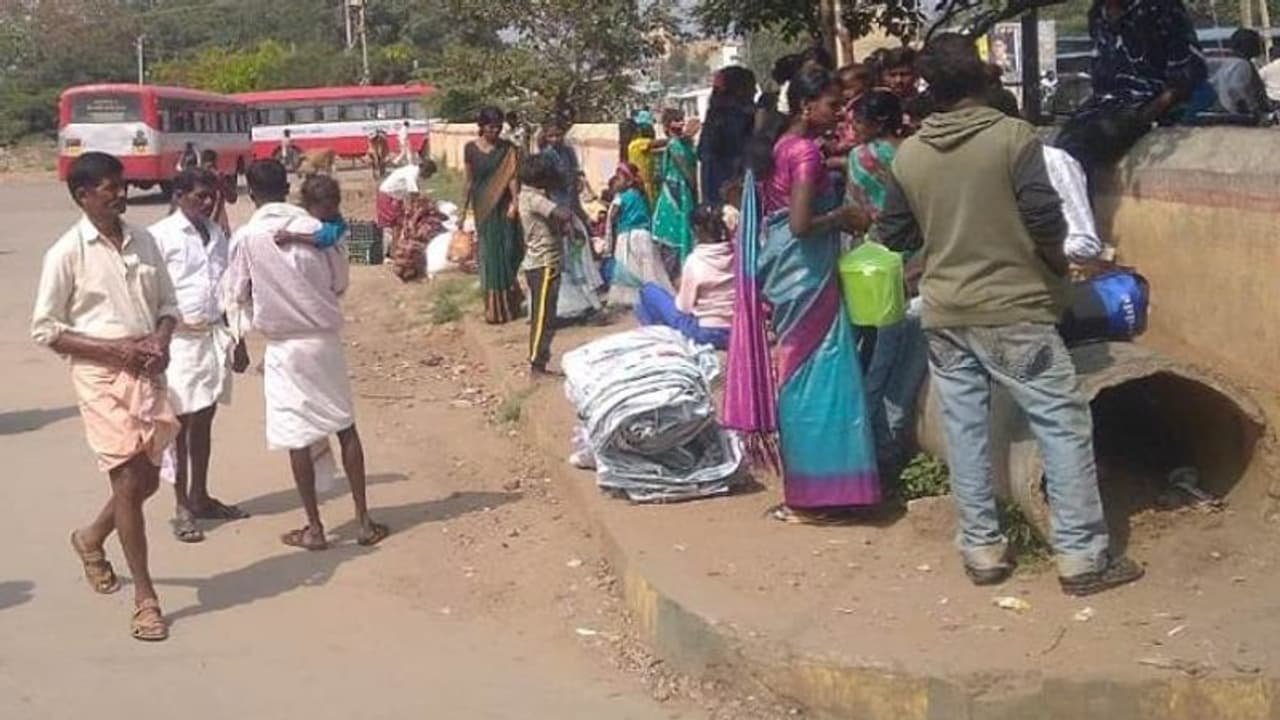 ಕಾಂಗ್ರೆಸ್ ಗ್ಯಾರಂಟಿಗಳಿದ್ರೂ ಕೂಲಿಗಾಗಿ ಕೇರಳಕ್ಕೆ ಆದಿವಾಸಿಗಳ ಗುಳೆ ಕಾಂಗ್ರೆಸ್ ಗ್ಯಾರಂಟಿಗಳಿದ್ರೂ ಕೂಲಿಗಾಗಿ ಕೇರಳಕ್ಕೆ ಆದಿವಾಸಿಗಳ ಗುಳೆ