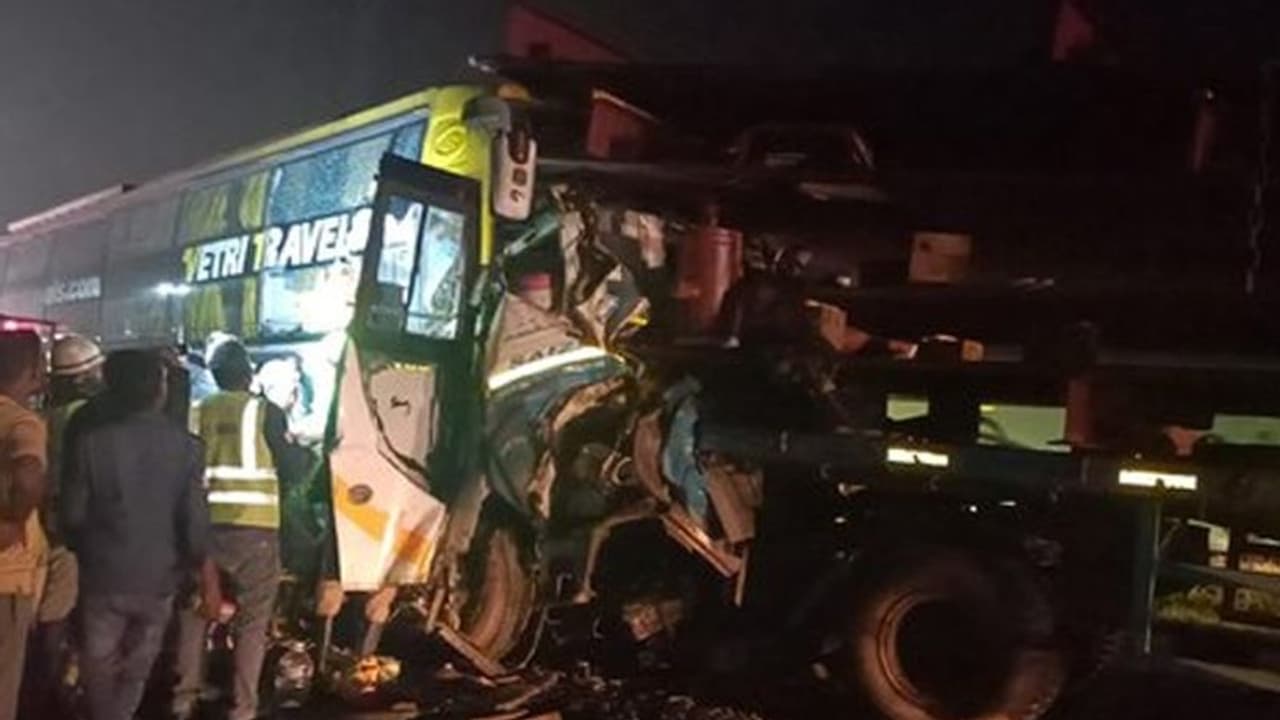 Omni Bus Accident: லாரி தனியார் சொகுசு பேருந்து நேருக்கு நேர் மோதல்.. 2 பேர் பலி.. 20 பேர் படுகாயம்..! Omni Bus Accident: லாரி தனியார் சொகுசு பேருந்து நேருக்கு நேர் மோதல்.. 2 பேர் பலி.. 20 பேர் படுகாயம்..!