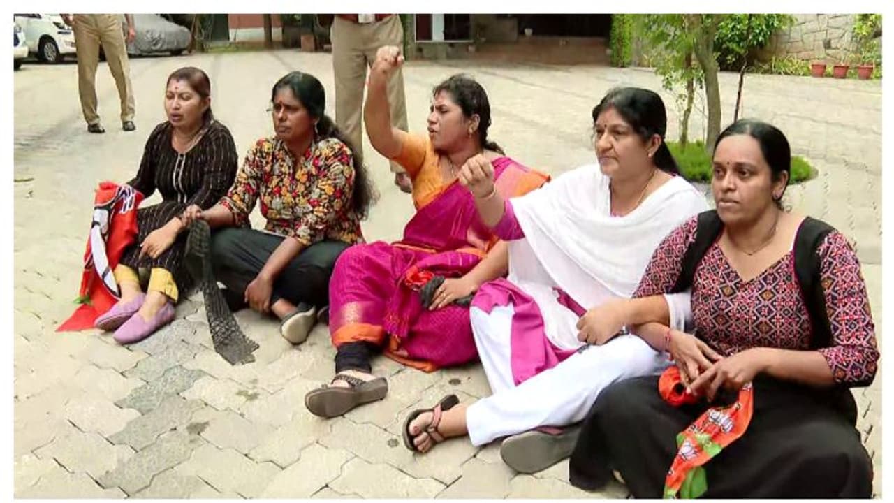 സുരക്ഷാ വീഴ്ച, അറസ്റ്റ്; ഡിജിപിയുടെ ഔദ്യോഗിക വസതിയിലേക്ക് തള്ളിക്കയറി മഹിളാമോർച്ച പ്രവർത്തകർ സുരക്ഷാ വീഴ്ച, അറസ്റ്റ്; ഡിജിപിയുടെ ഔദ്യോഗിക വസതിയിലേക്ക് തള്ളിക്കയറി മഹിളാമോർച്ച പ്രവർത്തകർ