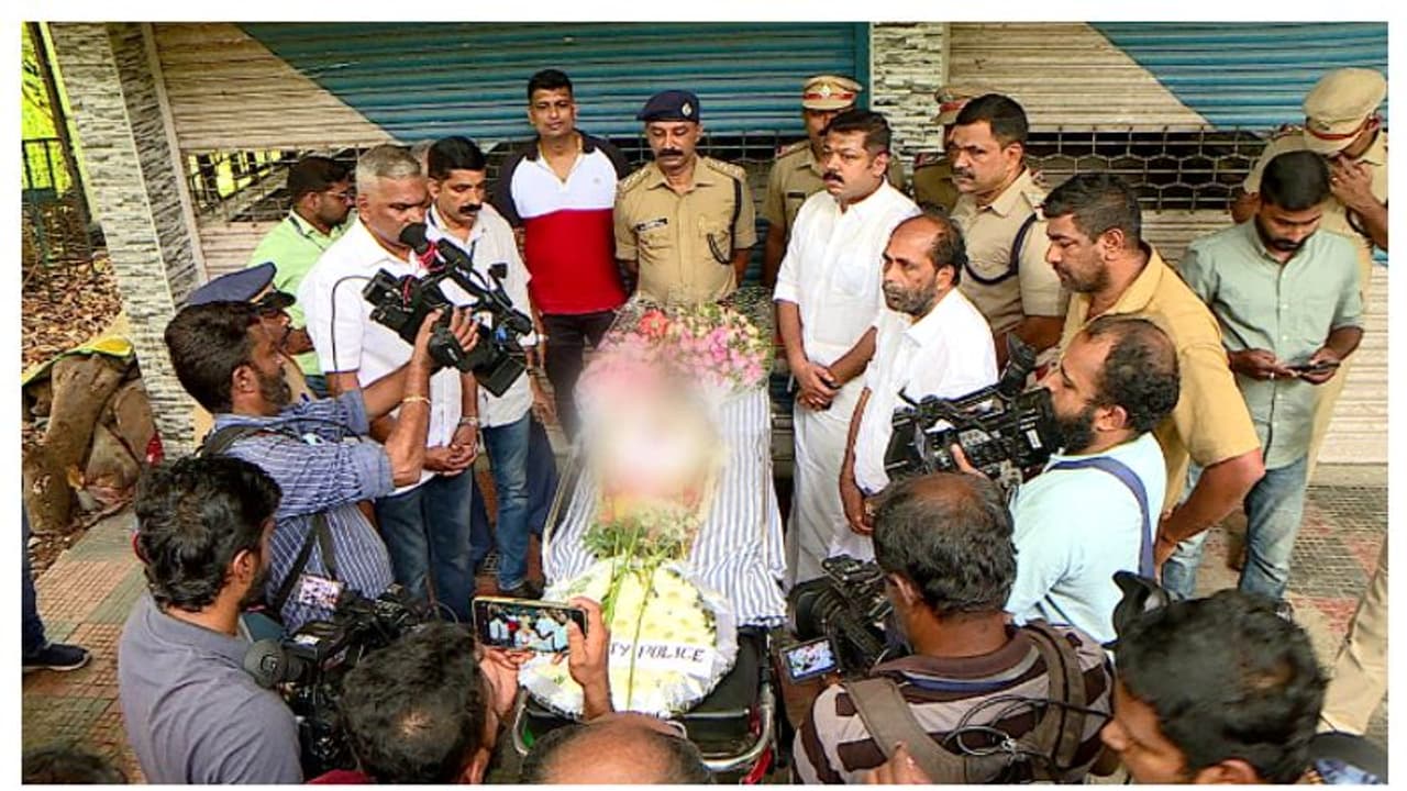 അച്ഛൻ വേണ്ടെന്ന് പറഞ്ഞു, അമ്മയുടെ ബന്ധുക്കളും കയ്യൊഴിഞ്ഞു; പിഞ്ചുകുഞ്ഞിൻ്റെ മൃതദേഹം അധികൃതർ സംസ്കരിച്ചു അച്ഛൻ വേണ്ടെന്ന് പറഞ്ഞു, അമ്മയുടെ ബന്ധുക്കളും കയ്യൊഴിഞ്ഞു; പിഞ്ചുകുഞ്ഞിൻ്റെ മൃതദേഹം അധികൃതർ സംസ്കരിച്ചു