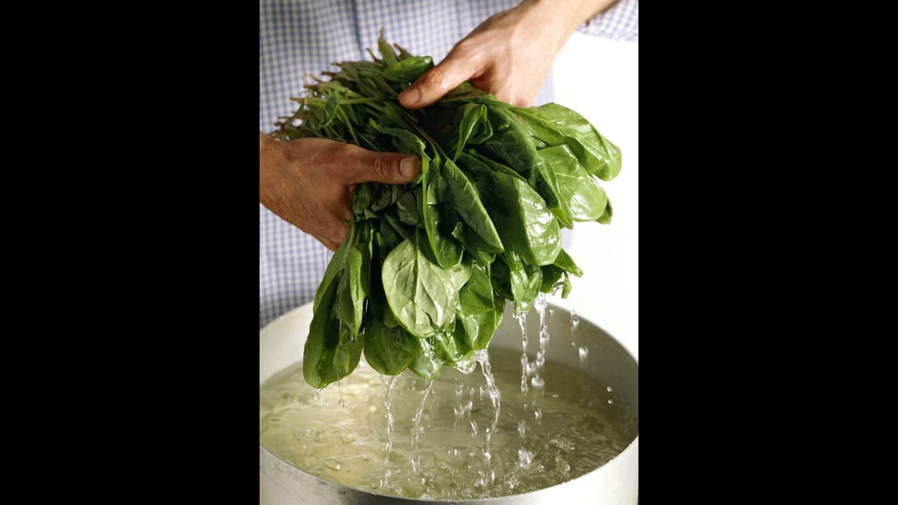 കണ്ണിന് കേടുപാടുകള്‍ സംഭവിക്കാതിരിക്കാനും കാഴ്ചശക്തി മെച്ചപ്പെടുത്താനും കഴിക്കേണ്ട ഭക്ഷണങ്ങള്‍...