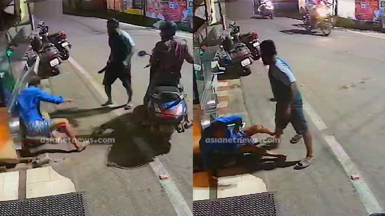 കത്തിയുമായി ഓടിവന്ന് ചവിട്ടി വീഴ്ത്തി, നിലത്തുവീണിട്ടും ക്രൂര മർദനം; ബേക്കറിയുടമയ്ക്കുനേരെ ഗുണ്ടാ ആക്രമണം കത്തിയുമായി ഓടിവന്ന് ചവിട്ടി വീഴ്ത്തി, നിലത്തുവീണിട്ടും ക്രൂര മർദനം; ബേക്കറിയുടമയ്ക്കുനേരെ ഗുണ്ടാ ആക്രമണം