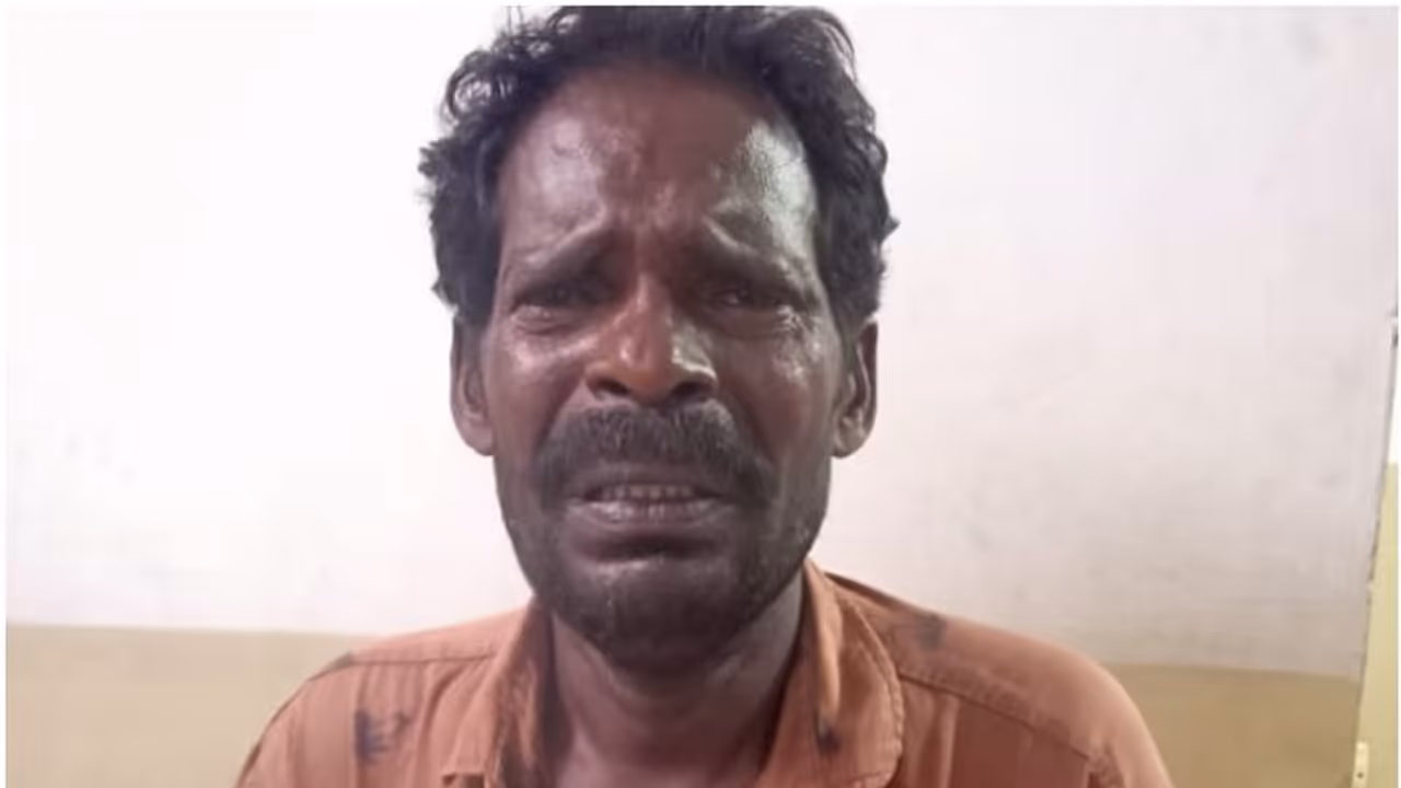 പാലക്കാട്ട് മുറ്റത്ത് കളിക്കുകയായിരുന്ന 3 വയസുളള കുട്ടിയെ തട്ടിക്കൊണ്ടുപോകാൻ ശ്രമം; തമിഴ്നാട് സ്വദേശി പിടിയിൽ പാലക്കാട്ട് മുറ്റത്ത് കളിക്കുകയായിരുന്ന 3 വയസുളള കുട്ടിയെ തട്ടിക്കൊണ്ടുപോകാൻ ശ്രമം; തമിഴ്നാട് സ്വദേശി പിടിയിൽ