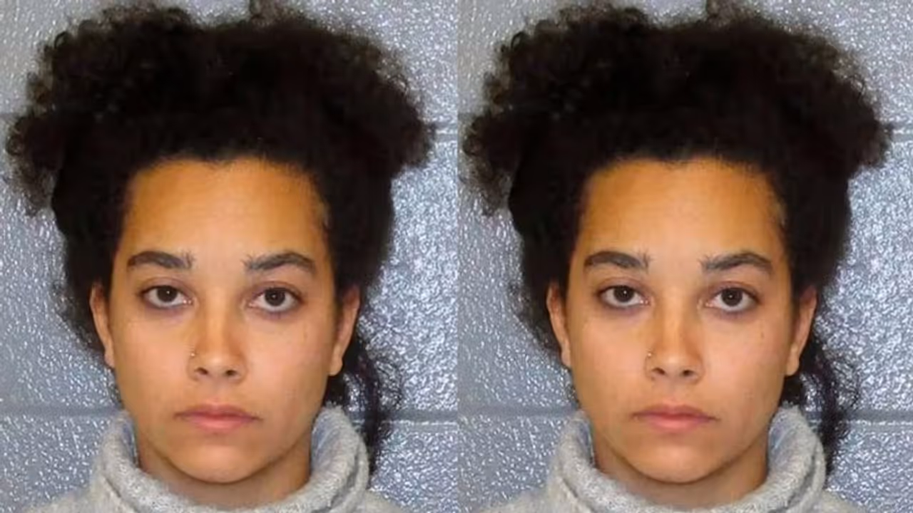 മകൻ പതിവായി ഒരു പാർക്കിൽ, 'ആപ്പ്' ഇൻസ്റ്റാൾ ചെയ്ത അമ്മ ഞെട്ടി; കാറിൽ അധ്യാപികയുമായി സെക്സ്, കൈയ്യോടെ പിടികൂടി