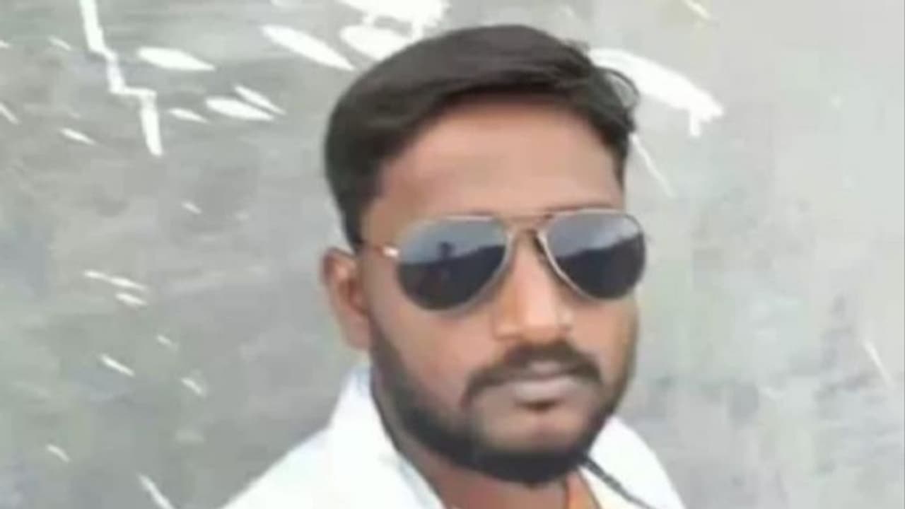 ಮಂಡ್ಯ: ಕುಡಿದ ಅಮಲಿನಲ್ಲಿ ಜಗಳ, ಯುವಕನ ಕತ್ತು ಕೊಯ್ದು ಹತ್ಯೆಗೈದ ದುಷ್ಕರ್ಮಿಗಳು ಮಂಡ್ಯ: ಕುಡಿದ ಅಮಲಿನಲ್ಲಿ ಜಗಳ, ಯುವಕನ ಕತ್ತು ಕೊಯ್ದು ಹತ್ಯೆಗೈದ ದುಷ್ಕರ್ಮಿಗಳು