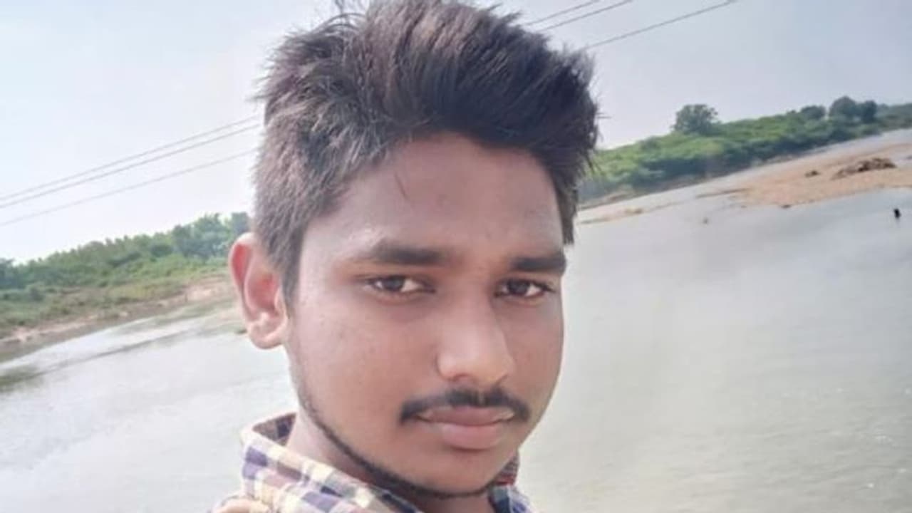 Machilipatnam : సముద్రంలో కొట్టుకుపోయిన ఐదుగురు ట్రిపుల్ ఐటీ స్టూడెంట్స్, ఒకరు మృతి Machilipatnam : సముద్రంలో కొట్టుకుపోయిన ఐదుగురు ట్రిపుల్ ఐటీ స్టూడెంట్స్, ఒకరు మృతి