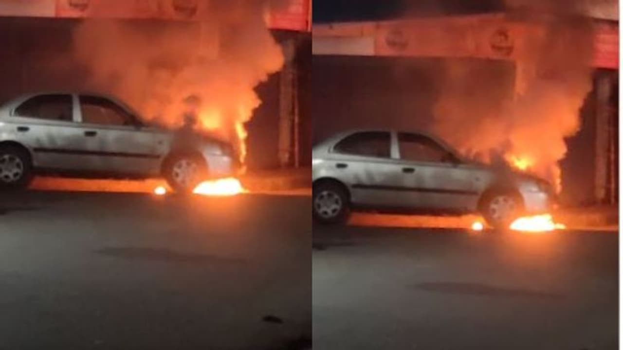 പുലർച്ചെ എയർപോർട്ടിൽ പോയിവരവെ കാറിന്റെ മുന്നിൽ തീ, നോക്കുന്ന നേരം കൊണ്ട് ആളി, വാഹനത്തിലുള്ളവർ രക്ഷപ്പെട്ടു പുലർച്ചെ എയർപോർട്ടിൽ പോയിവരവെ കാറിന്റെ മുന്നിൽ തീ, നോക്കുന്ന നേരം കൊണ്ട് ആളി, വാഹനത്തിലുള്ളവർ രക്ഷപ്പെട്ടു