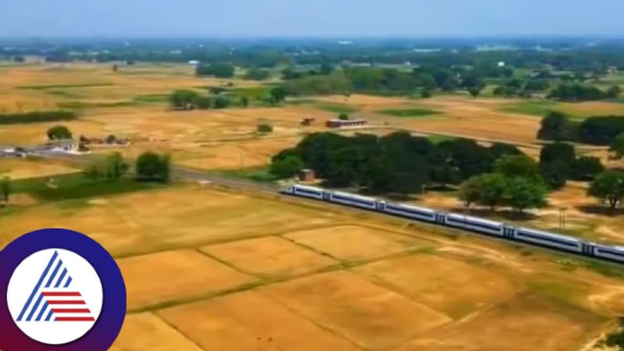 ಹಚ್ಚ ಹಸಿರಿನ ನಡುವೆ ಓಡುವ ವಂದೇ ಭಾರತ್: ಡ್ರೋನ್ನಲ್ಲಿ ಸೆರೆಯಾದ ಅದ್ಭುತ ವೀಡಿಯೋ ವೈರಲ್ ಹಚ್ಚ ಹಸಿರಿನ ನಡುವೆ ಓಡುವ ವಂದೇ ಭಾರತ್: ಡ್ರೋನ್ನಲ್ಲಿ ಸೆರೆಯಾದ ಅದ್ಭುತ ವೀಡಿಯೋ ವೈರಲ್