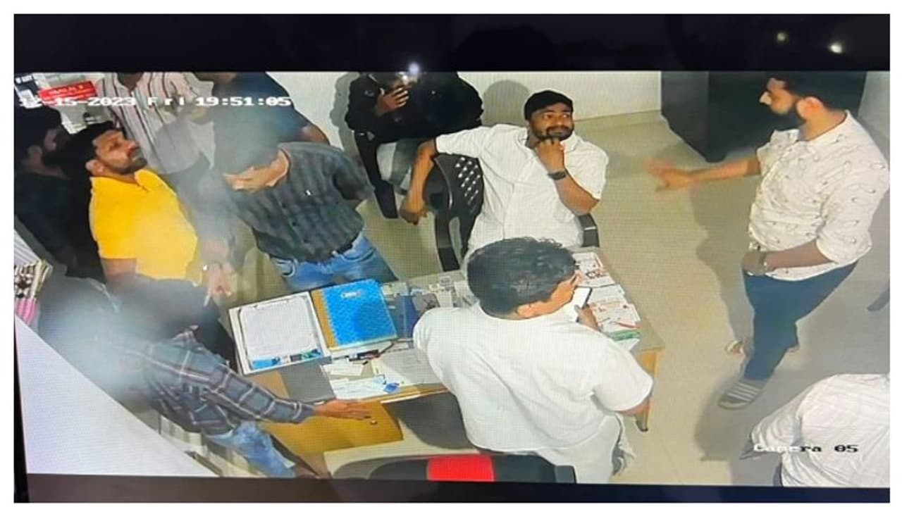 '100 രൂപക്കടിച്ച പെട്രോള് അളവില് കുറവ്'; 7 പേർ സംഘടിച്ചെത്തി പമ്പ് ജീവനക്കാരെ മർദിച്ചെന്ന് പരാതി '100 രൂപക്കടിച്ച പെട്രോള് അളവില് കുറവ്'; 7 പേർ സംഘടിച്ചെത്തി പമ്പ് ജീവനക്കാരെ മർദിച്ചെന്ന് പരാതി