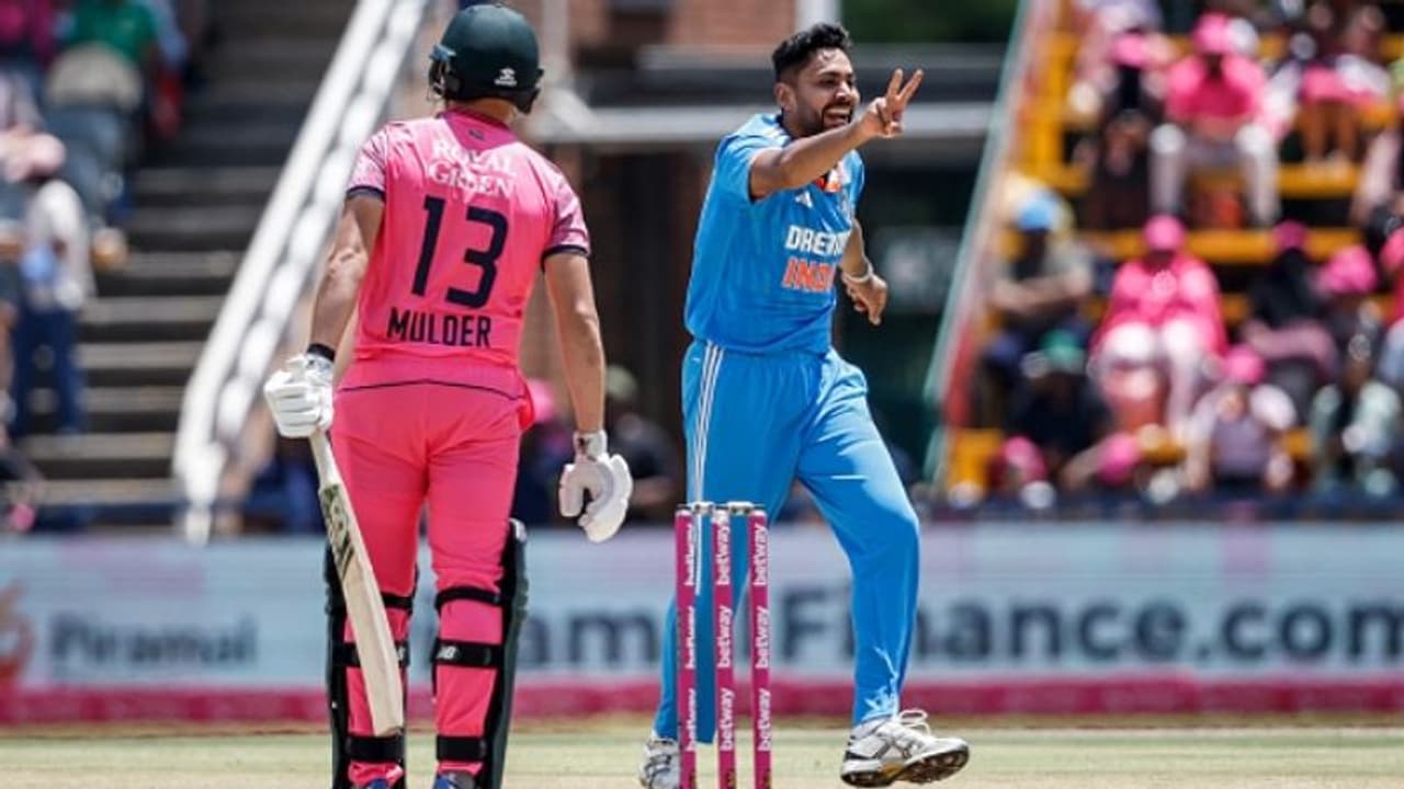 വാണ്ടറേഴ്സിൽ ഇന്ത്യൻ പേസ് കൊടുങ്കാറ്റിൽ തകർന്നടിഞ്ഞ് ദക്ഷിണാഫ്രിക്ക, തലയരിഞ്ഞ് അർഷ്ദീപ്, നടുവൊടിച്ച് ആവേശ് ഖാൻ വാണ്ടറേഴ്സിൽ ഇന്ത്യൻ പേസ് കൊടുങ്കാറ്റിൽ തകർന്നടിഞ്ഞ് ദക്ഷിണാഫ്രിക്ക, തലയരിഞ്ഞ് അർഷ്ദീപ്, നടുവൊടിച്ച് ആവേശ് ഖാൻ