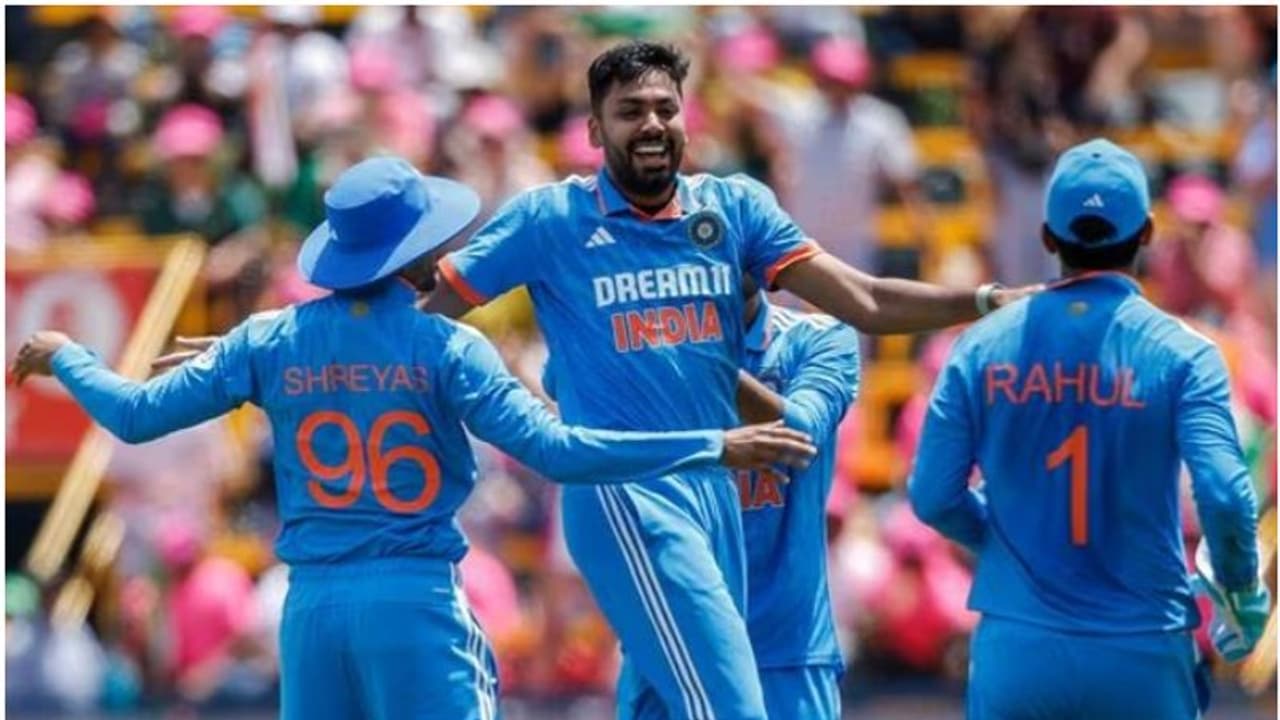 എറിഞ്ഞൊതുക്കി പേസ് ബൗളർമാർ, അഞ്ച് വിക്കറ്റ് നേട്ടവുമായി അർഷദീപ്, ആവേശും തിളങ്ങി; ദക്ഷിണാഫ്രിക്കക്ക് നാണക്കേട് എറിഞ്ഞൊതുക്കി പേസ് ബൗളർമാർ, അഞ്ച് വിക്കറ്റ് നേട്ടവുമായി അർഷദീപ്, ആവേശും തിളങ്ങി; ദക്ഷിണാഫ്രിക്കക്ക് നാണക്കേട്